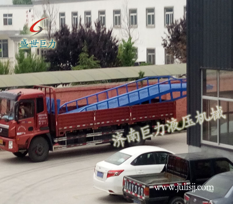 移動(dòng)式液壓登車橋運(yùn)往章丘