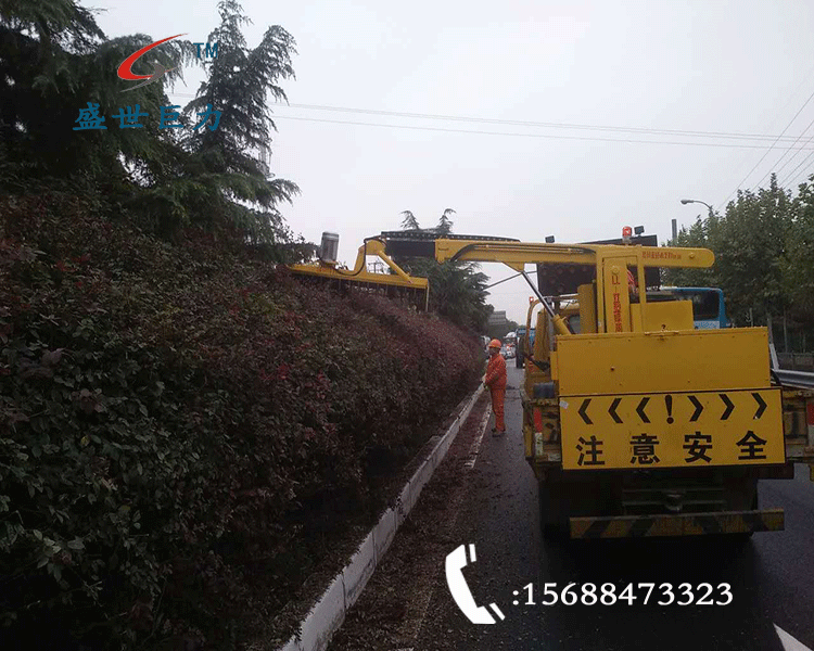 高速公路綠籬修剪車